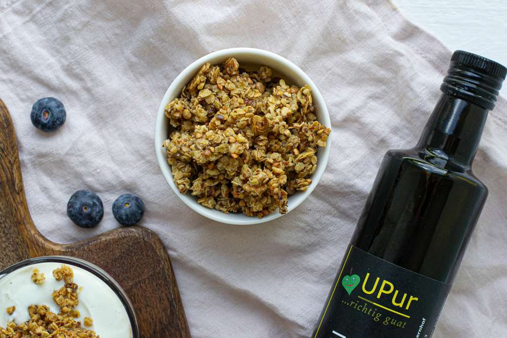 Selbstgemachtes Heidelbeer-Joghurt mit Granola aus regionalen Zutaten