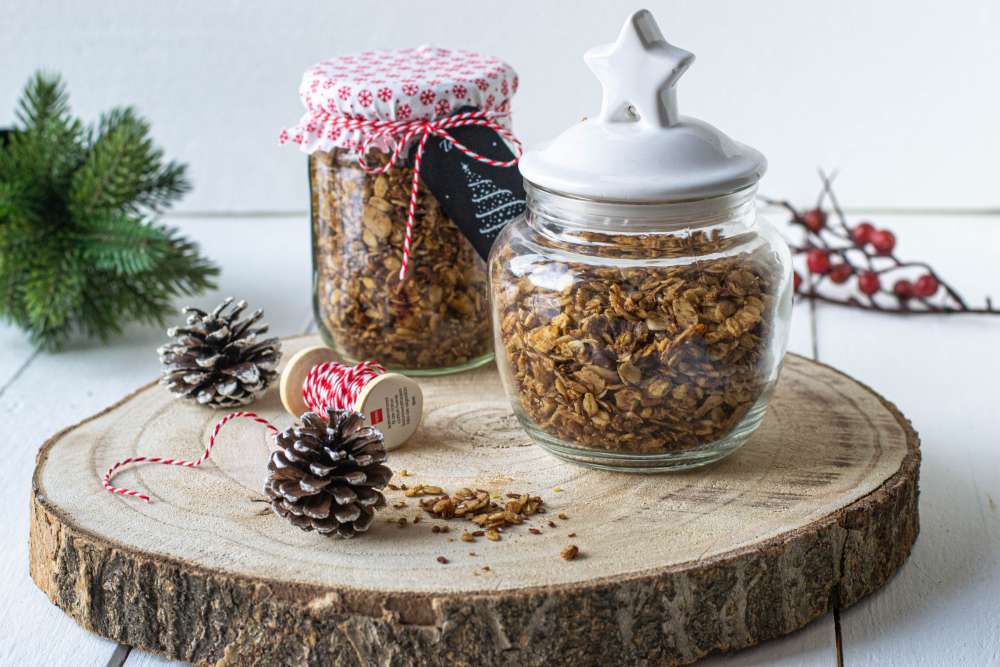Weihnachts Granola - zuckerfreies Knuspermüslie mit Orangen und Zimt
