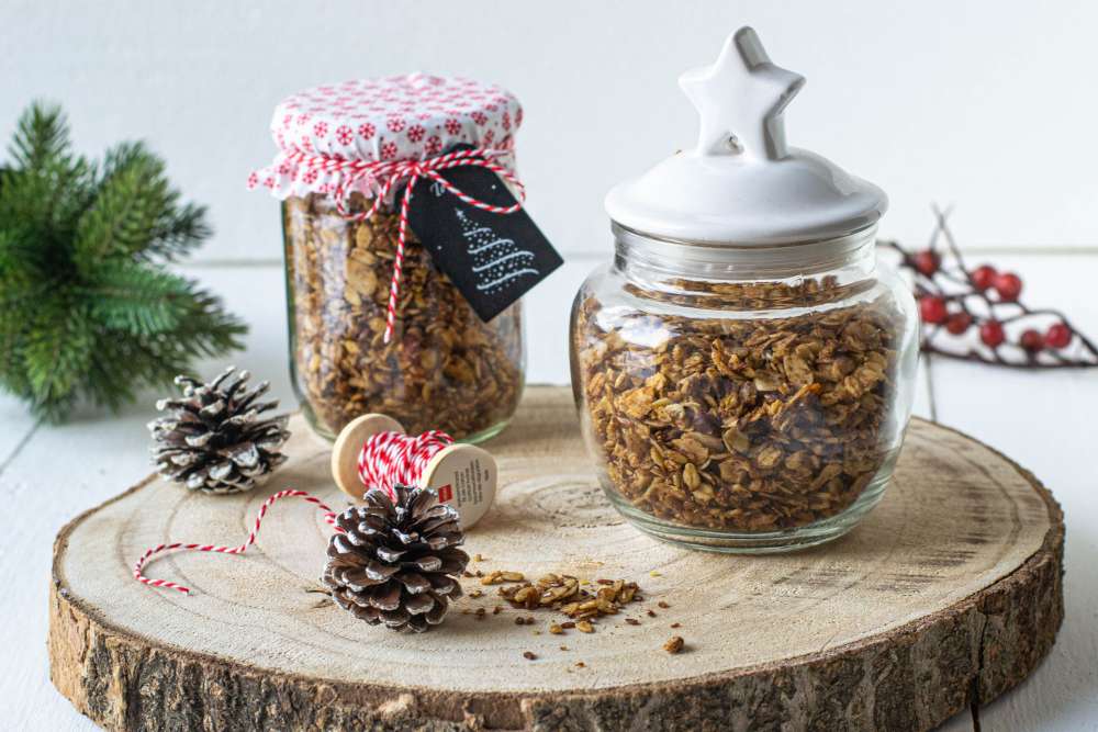 Weihnachts Granola - zuckerfreies Knuspermüslie mit Orangen und Zimt