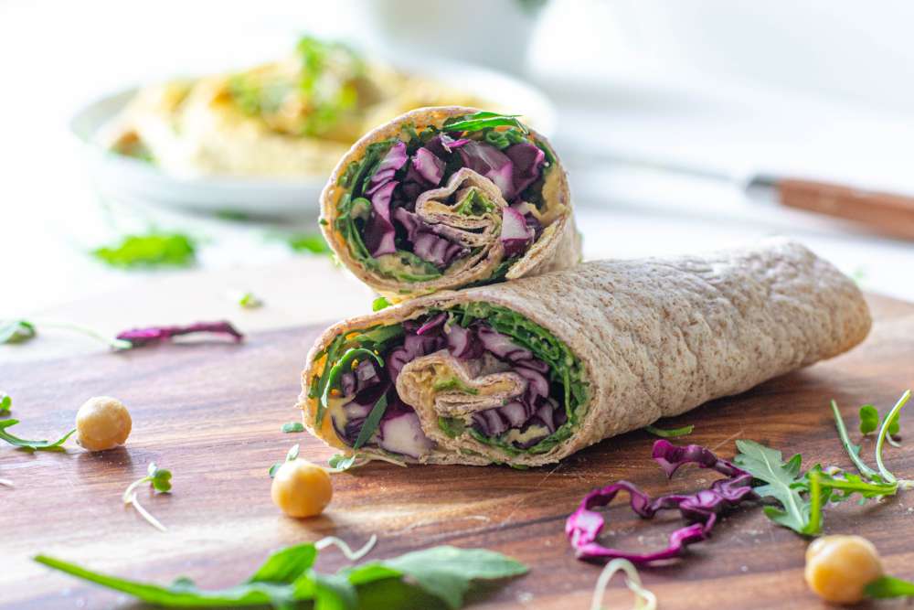 Gemüsewraps mit Rotkraut und Hummus