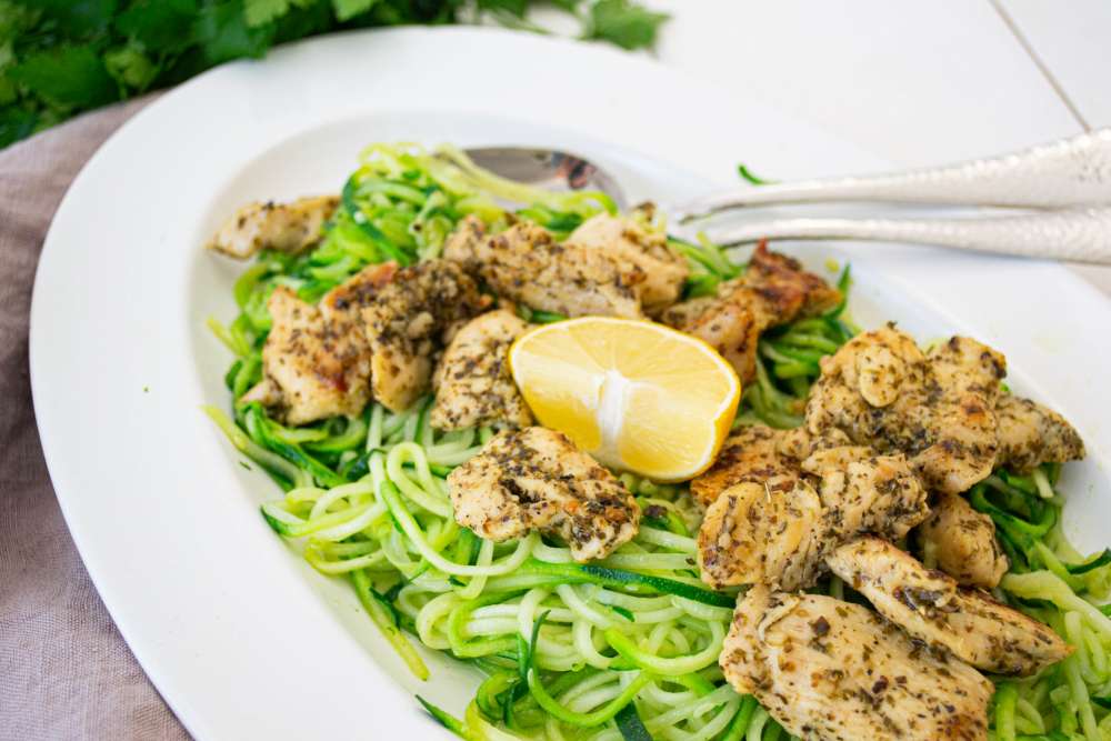 Zitronen Knoblauch Zoodles mit Huhn