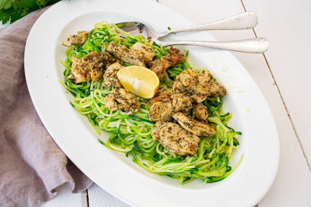 Zitronen Knoblauch Zoodles mit Huhn