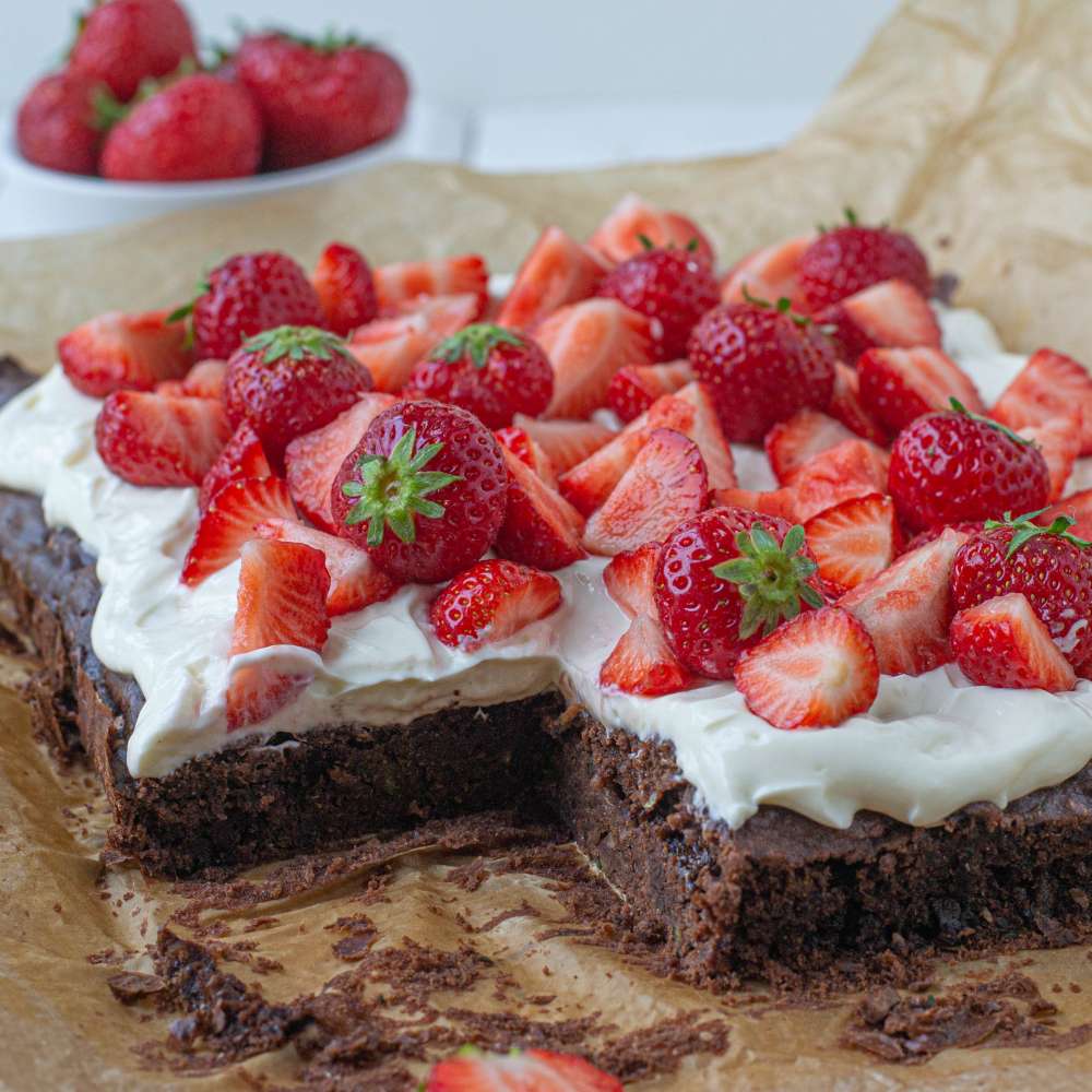 Erdbeer Schokoladen Brownie mit Mascarponecreme (zuckerreduziert und mit Zucchinis)