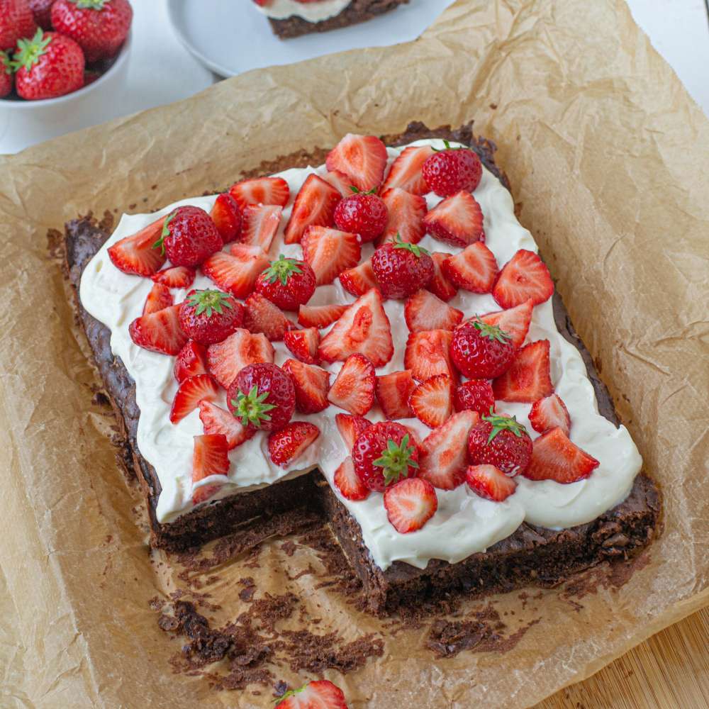 Erdbeer Schokoladen Brownie mit Mascarponecreme (zuckerreduziert und mit Zucchinis)