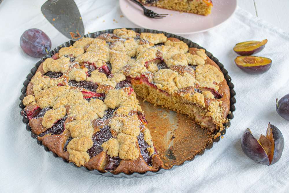 Zwetschgenkuchen mit Streusel (zuckerreduziert & flaumig)