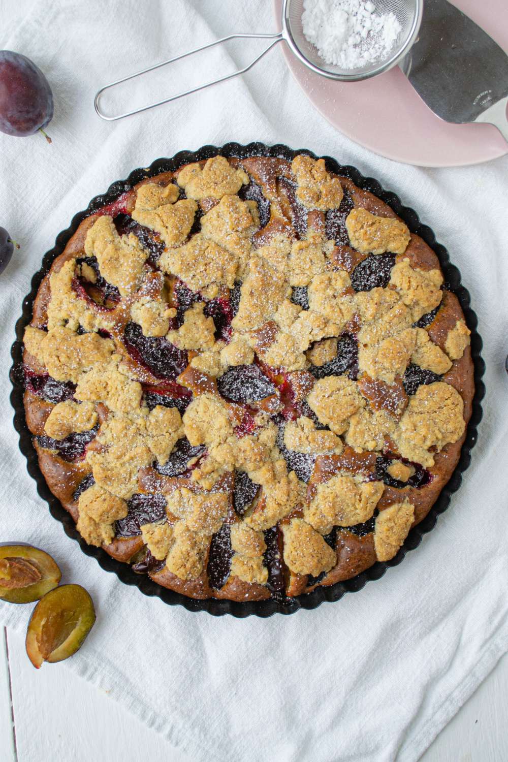 Zwetschgenkuchen mit Streusel flaumig und zuckerreduziert