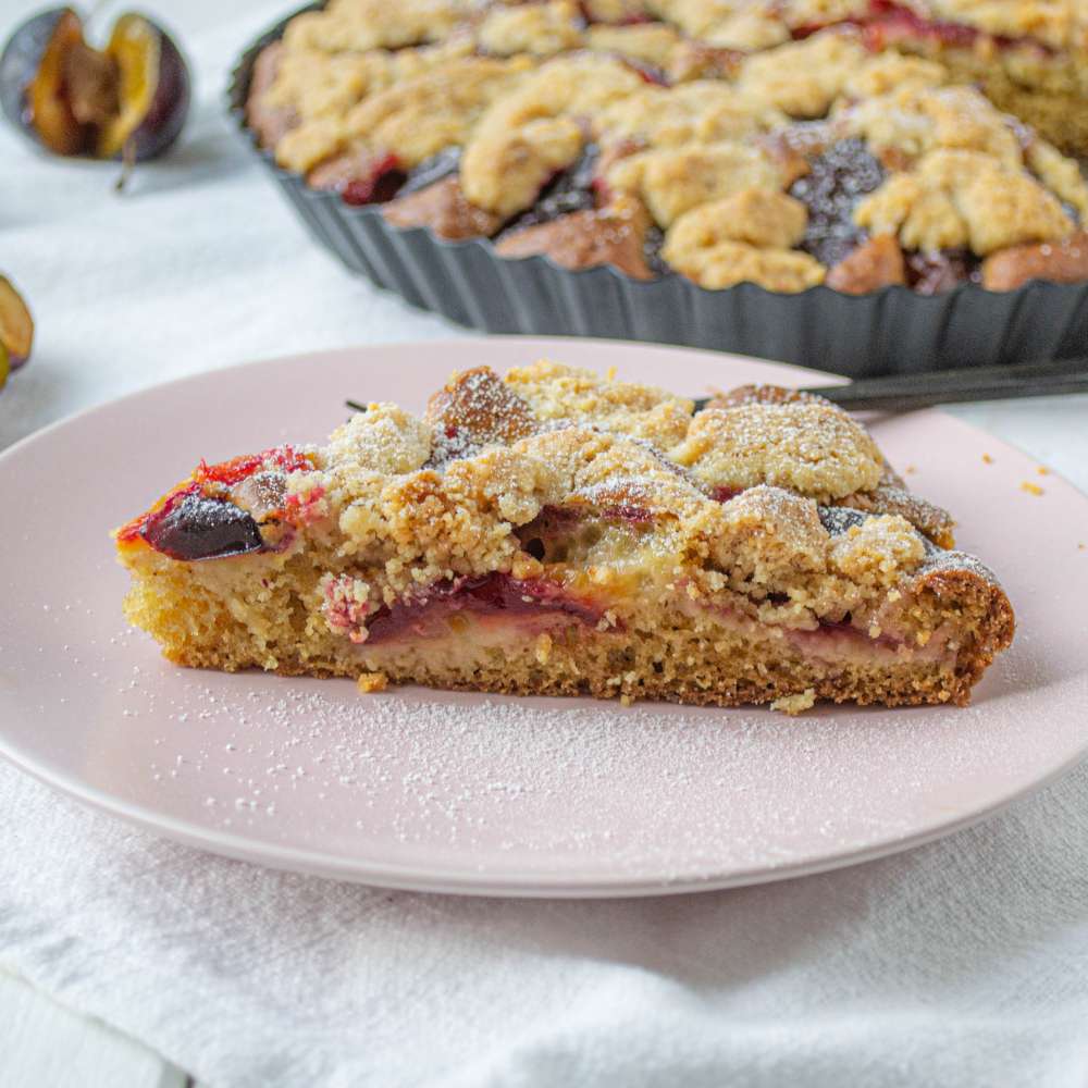 Zwetschgenkuchen mit Streusel flaumig und zuckerreduziert