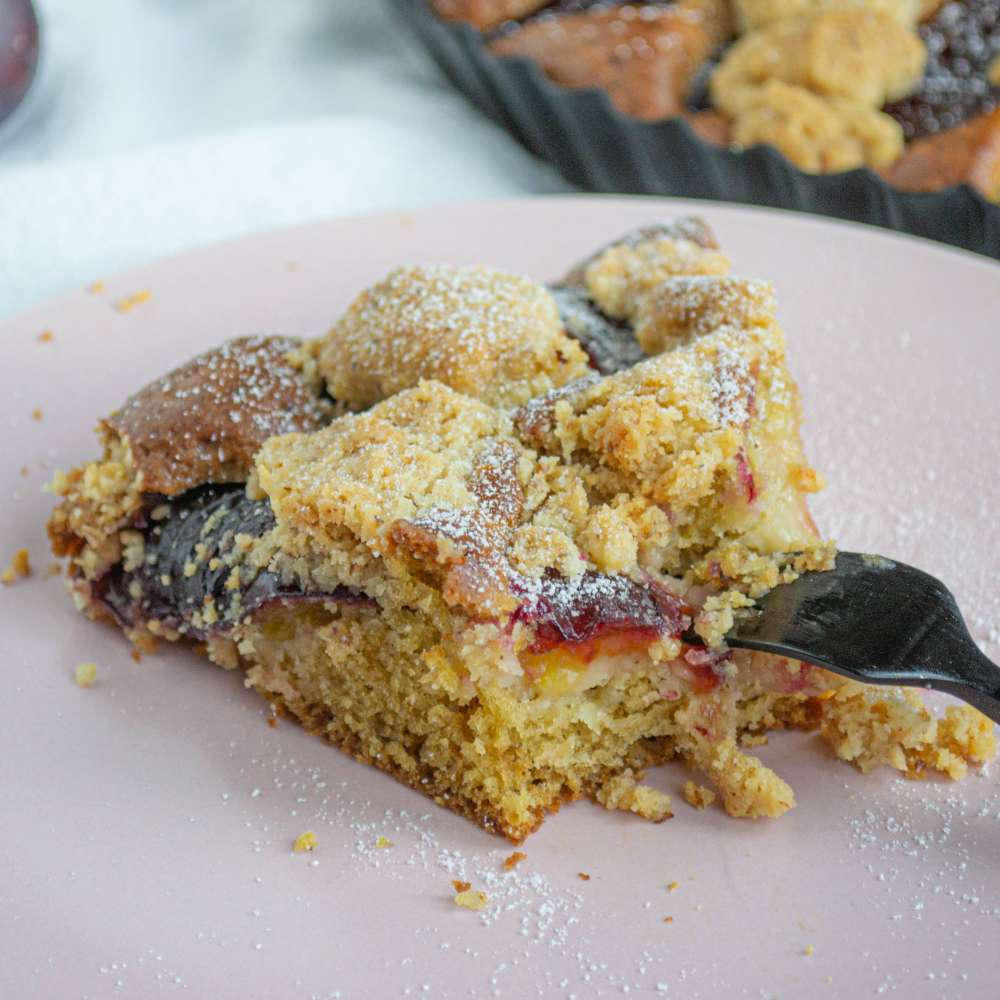 Zwetschgenkuchen mit Streusel flaumig und zuckerreduziert